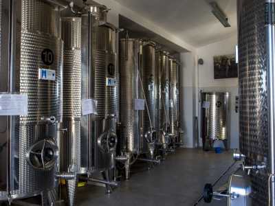 La cantina, ristrutturata nel 2006, si trova alla sinistra della masseria e ospita i silos in acciaio. Ogni cisterna conserva un certo tipo di vino, originario di diverse zone della vigna poste a differenti latitudini